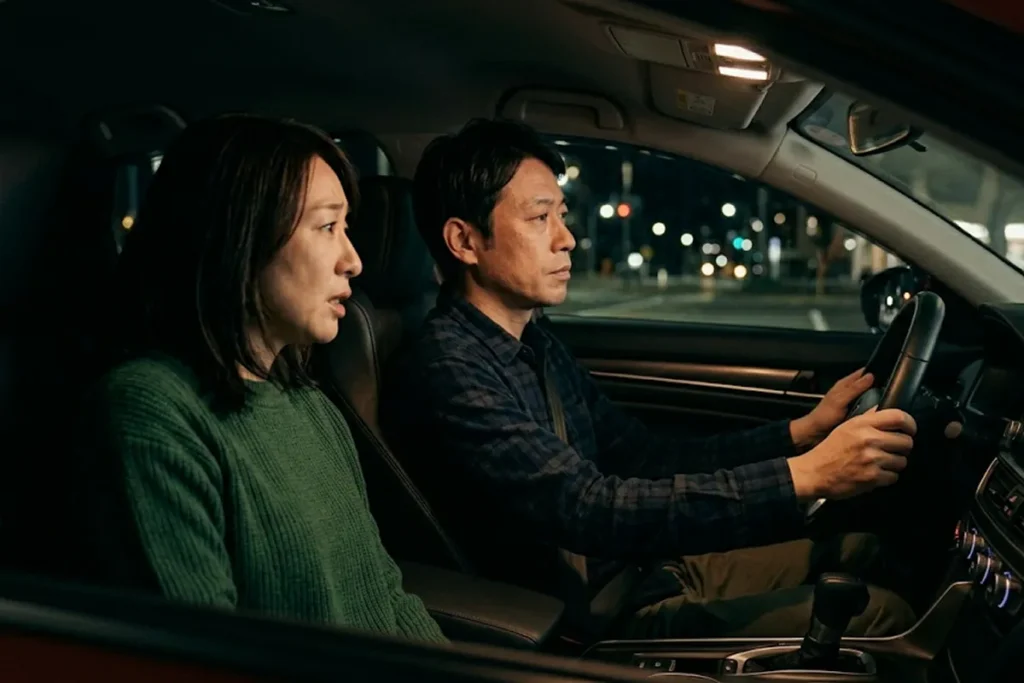 隣にいるのに、心が通わない孤独な車内